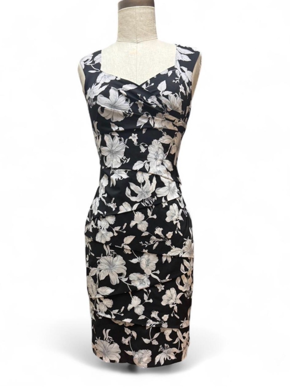 Black & White Floral BHWM Sheath Dress sweetheart neckline sleeveless